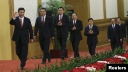Кытай компартиясынын Саясий бюросунун азыркы президент Си Цзиньпин баштаган туруктуу жети мүчөсү. 15-ноябрь, 2012-жыл.