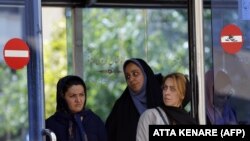 Аялдамада автобус күтүп жаткан ирандык аялдар. 8-июнь, 2017-жыл.
