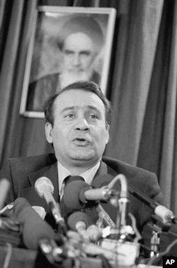 صادق قطب‌زاده در نشستی خبری در تهران