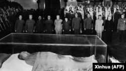 Oficiali chinezi stau de priveghi lângă trupul neînsuflețit al lui Mao, 13 septembrie 1976.