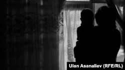 Чүй облусунун Степное айылындагы аялдар түрмөсүндө баласын кучактап турган аял