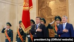 Сооронбай Жээнбеков жана Алмазбек Атамбаев. Гимнди аткаруу учуру. 24-ноябрь, 2017-жыл.