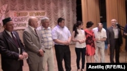 Сәхнәдә китапны чыгаруга өлеш кертүчеләр