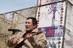 Сагынбек Момбеков «Элдик курултайда» ырдоодо. 17-март, 2010-жыл.