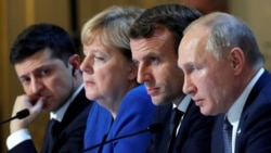 Președintele ucrainean, Vladimir Zelenski, cancelarul german, Angela Merkel, președintele francez, Emmanuel Macron, și președintele rus, Vladimir Putin, participă la o conferință de presă comună după summit-ul de la Paris, Franța, 9 decembrie 2019.