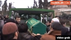 Умурали Кувватовдун сөөгүн машинеге жүктөшүүдө. Түркия