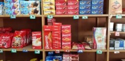 Produkte serbe të ekspozuara në raftet e një dyqani në veri të Kosovës.
