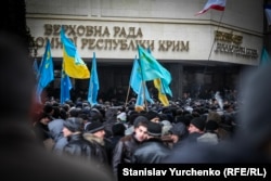 Під стінами кримського парламенту відбувся мітинг на підтримку територіальної цілісності України. Біля Верховної Ради Криму зібралися проукраїнські та проросійські активісти. Сімферополь, 26 лютого 2014 року