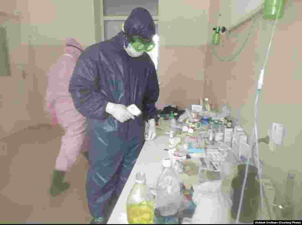 Ош облустар аралык клиникалык ооруканасынын башкы дарыгеринин орун басары Кадырбек Атабиев COVID-19га чалдыккандарды вируска каршы дарылар менен, өпкөсү сезгенген учурда (пневмония) антибиотиктер менен дарылап жатканын&nbsp;"Азаттыкка" айтып берди.&nbsp;