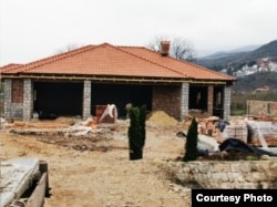 Një tjetër foto e organizatës civile “Fronti 21/42”, e cila thotë se ka konstatuar aktivitete ndërtimore pa leje në Kënetën e Studeniçishtës, në Ohër.