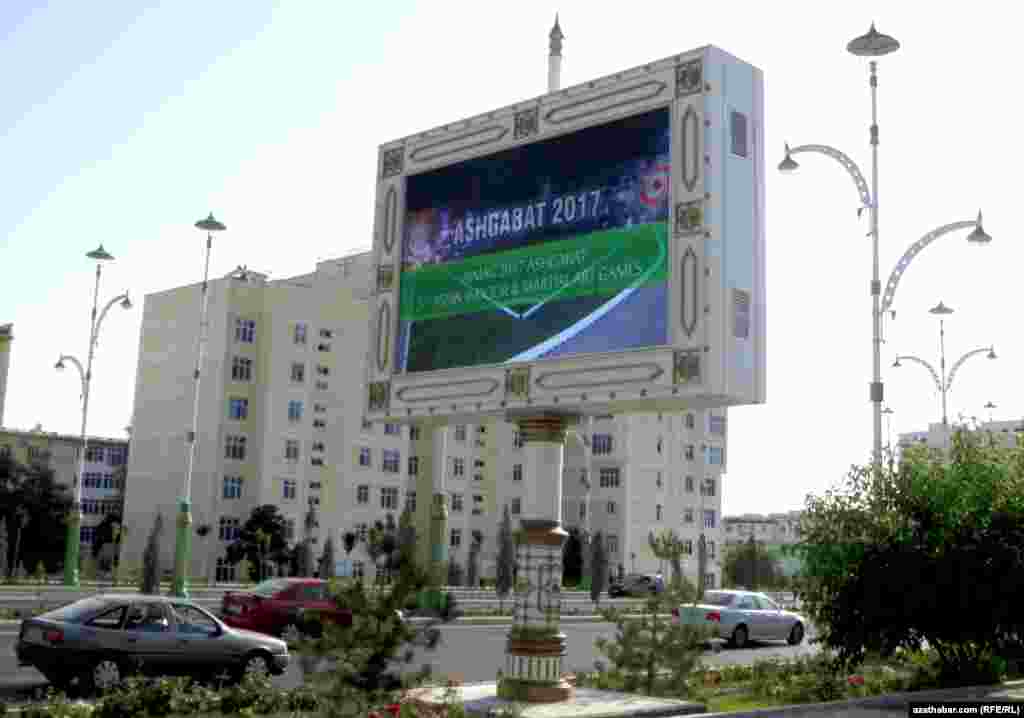 Paýtagt Aşgabadyň köçelerinde 'Aziada - 2017' oýunlaryny reklamirleyän tablolar