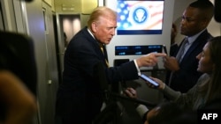 Дональд Трамп общается с журналистами на борту своего самолёта, 14 ноября 2025 года