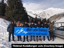 Тилекмат Кудайберген уулу баштаган кыймылдын сүрөтү. Жетим-Тоо кенинин фонунда тартылган.