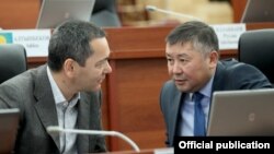 Омурбек Бабанов и Канат Исаев на заседании Жогорку Кенеша, 9 ноября 2016 г.