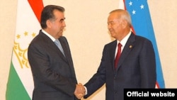 Мулоқоти Эмомалӣ Раҳмон ва Ислом Каримов дар Тошканд, 11-уми июни соли 2010.