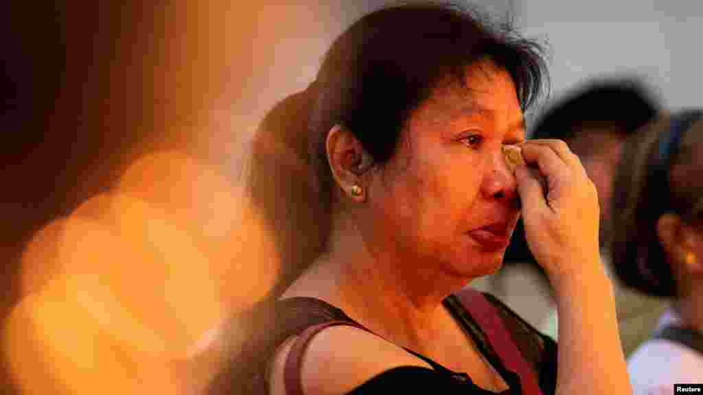 Jedna žena briše suze u Katedrali u Manili tokom mise, nakon smrti pape Franje, u Manili, Filipini