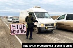 Участники подразделения «БАРС-Крым» во время учений в Крыму блокируют движение гражданского транспорта, январь 2025 года