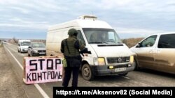 Участники подразделения «Барс-Крым» во время учений в Крыму блокируют движение гражданского транспорта, 25 января 2025 года.