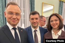 Сьцяпан Папоў з тагачасным прэзыдэнтам Польшчы Анджэем Дудам і беларускай плыўчыхай Аляксандрай Герасіменяй