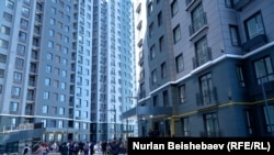 МИК батирлерди мурдай-кийин үй албаган, мүлк катталбагандарга батирлерди 25 жылга бөлүп төлөө менен 4 жана 8% үстөк менен берет.