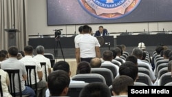 Ошто Камчыбек Ташиев өткөрүп жаткан жыйын. Сүрөттү Region телеканалы жарыялады. 