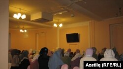 Ахшам намазына жыелган хатын-кызлар