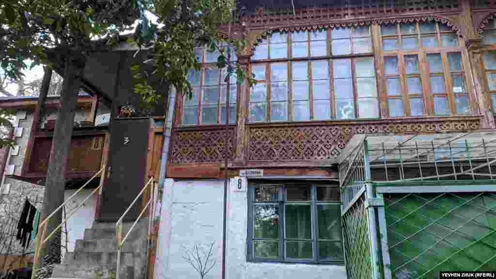 Мальовничий будинок на вулиці Садовій, 8. Різьблені дерев'яні деталі веранди добре збереглися