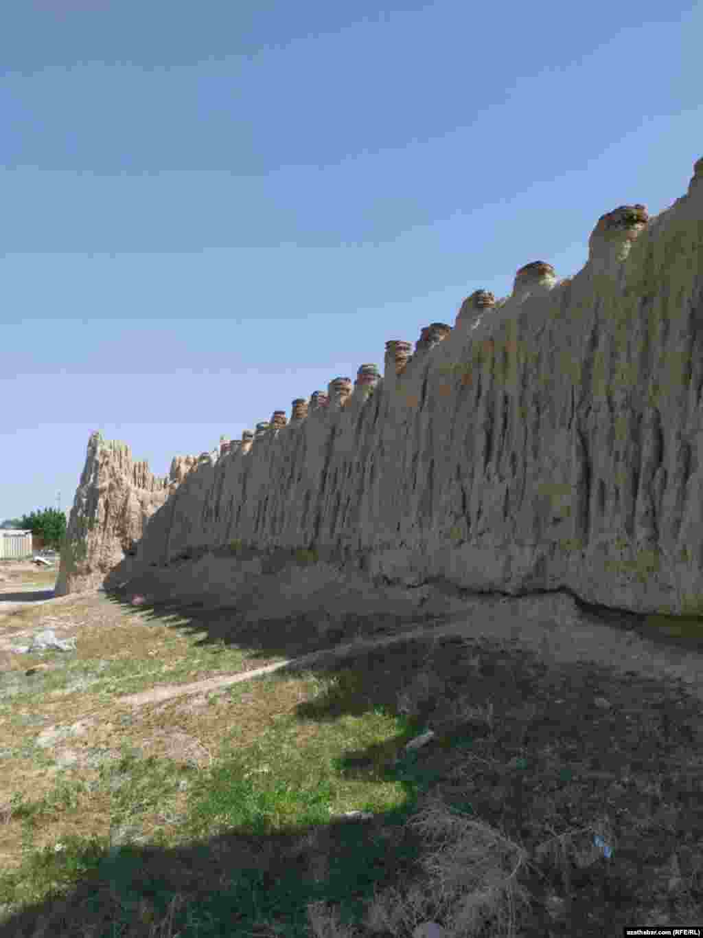 Глиняная крепость в посёлке Сонче.