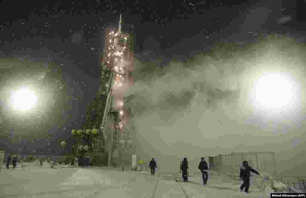 Америкалық астронавт Дэн Бёрбэнкті Халықаралық ғарыш станциясына алып ұшуға әзір тұрған "Союз" зымыраны, 2011 жылдың қарашасы. АҚШ 2011 жылы өзінің Space Shuttle бағдарламасын доғарғаннан кейін астронавтарын Халықаралық ғарыш станциясына жеткізуге ресейлік ғарыш кемелерін пайдаланады. Бұл үшін АҚШ Ресейге ондаған миллион доллар төлейді.