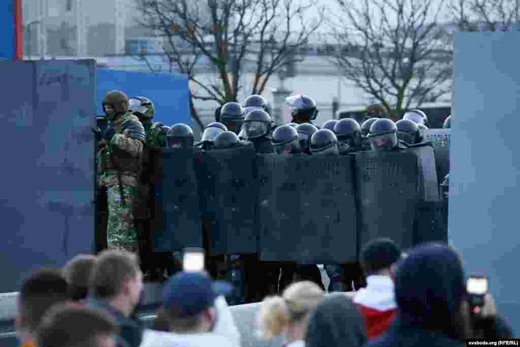 Участники марша подошли к кордону ОМОНа, расстояние &ndash; 5 метров.&nbsp;Крик: &laquo;Выходи!&raquo;.