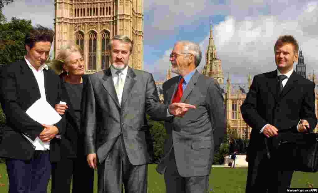 Litvinenko (right) is pictured outside Britain's House of Lords on September 14, 2004, after a press conference calling for international help to resolve the Chechnya conflict. He joined (left to right) filmmaker Andrei Nekrasov; actress and human rights campaigner Vanessa Redgrave; Akhmed Zakayev, a leading Chechen separatist granted asylum in Britain; and Lord Rea, a friend of Litvinenko and director of the Save Chechnya campaign. &nbsp;