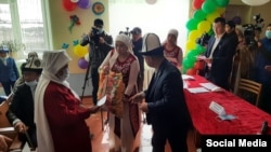 Памирден келген кыргыздарга паспорт берүү иш-чарасы. 