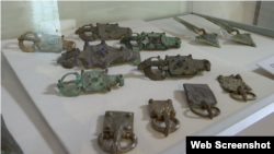 Одна из версий историков – эти пряжки являются частью женского погребального костюма