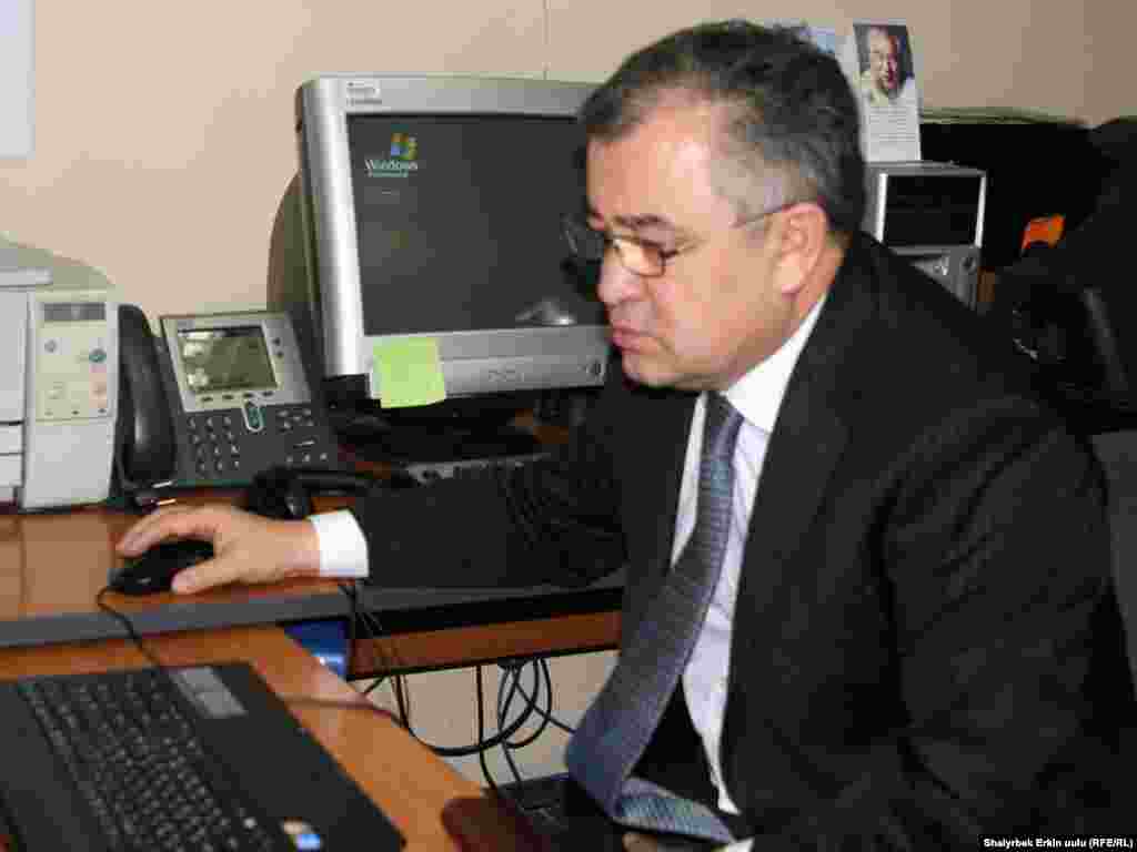 В студии "Азаттыка". Февраль 2011 года.&nbsp;