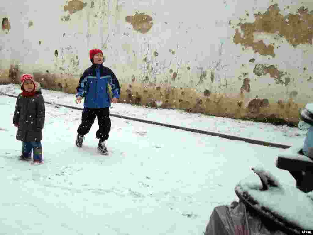 Қазақ босқындарының балалары жатақхана ауласында ойнап жүр. Брно қаласы, 1 ақпан  2009 жыл.  - Дети казахских беженцев играют во дворе общежития, где приютили их родителей. Город Брно, 1 февраля  2009 года. 