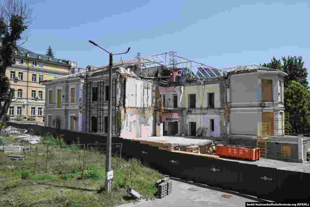 Зградата за токсикологија на Детската болница Охматдит, која беше директно погодена од руска ракета. Фотографиите се направени на 8 јули 2024 година и една година подоцна.