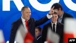  Караль Наўроцкі на мітынгу пасьля выбараў. Варшава, 1 чэрвеня 2025 году