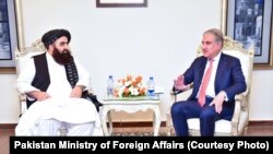 د امیرخان متقي او شاه محمود قریشي ترمنځ دا لیدنه د پاکستان د بهرنیو چارو د وزارت په ودانۍ کې ترسره شوه.