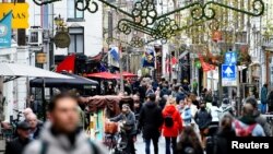 Нидерландда жаңы чектөөлөр күчүнө кирер алдында дүкөндөрдө соода кызыды, 18-декабрь 2021-жыл.