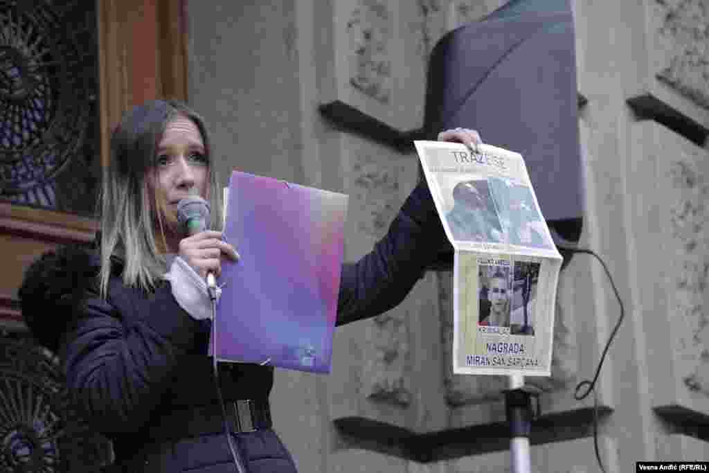 Okupljenima se obratila i novinarka i glavna urednica "Podrinskih" iz Šapca Isidora Kovačević koja je rekla da su 17. decembra u tom gradu osvanule poternice za njom. Ona je pozvala tužilaštvo i policiju da reaguju kako se "takvi pozivi na linč nikome ne bi ponovili".