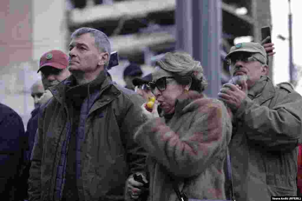 Glumica Svetlana Bojković je obraćajući se okupljenima rekla da se protesti moraju nastaviti jer je u pitanju "naš opstanak i naše zdravlje".