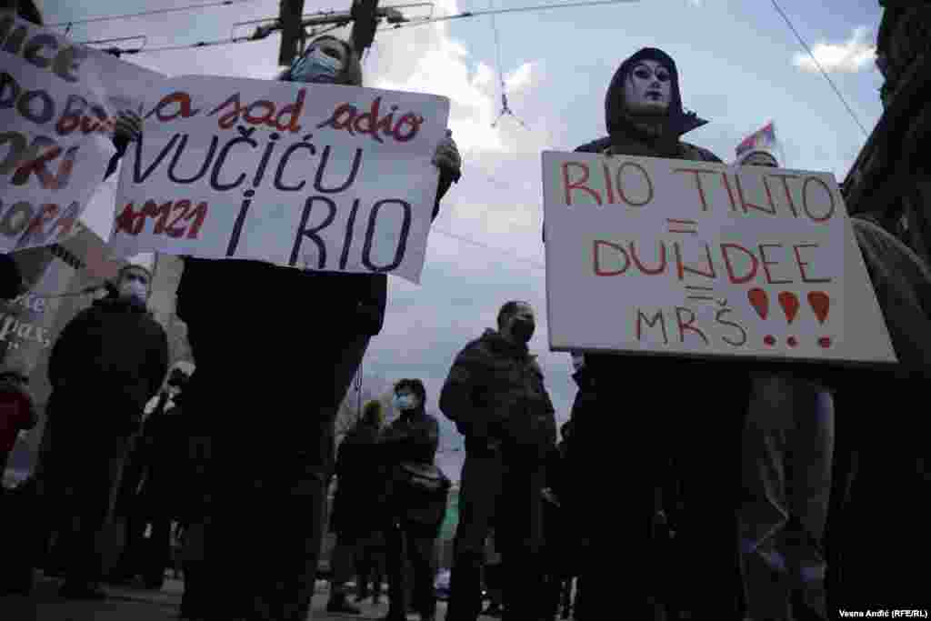 Učesnici protesta su na oko sat vremena blokirali saobraćaj ispred zgrade Vlade Srbije u centru Beograda.
