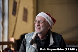 დათომ ყური 1983 წელს გაიხვრიტა