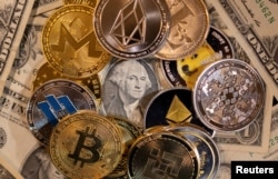 Криптовалютанын ар кайсы түрлөрүнүн символдору. Иллюстрациялык сүрөт.