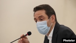 Мэр Еревана Айк Марутян на внеочередном заседании Совета старейшин, 22 декабря 2021 г.