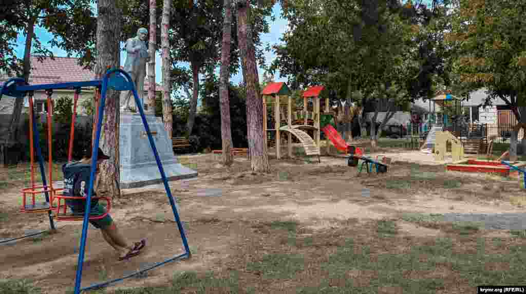 На дитячому майданчику стоїть пам'ятник Леніну