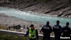 Zyrtarët policorë duke e inspektuar zonën ku ka ndodhur incidenti në Këlcyrë.