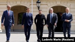 (მარცხნიდან მარჯვნივ:) გერმანიის კანცლერი ფრიდრიხ მერცი, საფრანგეთის პრეზიდენტი ემანუელ მაკრონი, უკრაინის პრეზიდენტი ვოლოდიმირ ზელენსკი, დიდი ბრიტანეთის პრემიერ-მინისტრი კირ სტარმერი და პოლონეთის პრემიერ-მინისტრი დონალდ ტუსკი. კიევი. 2025 წლის მაისი