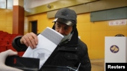 Opozicione stranke na Kosovu ne podržavaju zahtev za odlaganje lokalnih izbora, koji su zakazani za 17. oktobar ove godine. (Foto: Građanin u Prištini glasa na opštim izborima održanim 14. februara 2021.)