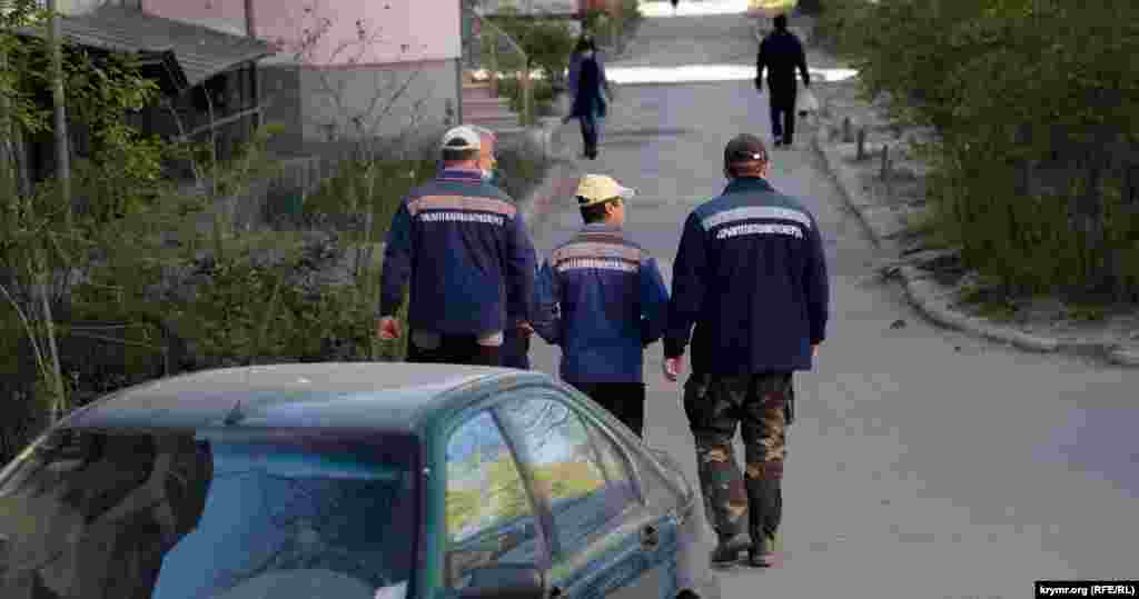 Бригада робітників у дворі п'ятиповерхівки на вулиці Київській у Сімферополі